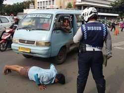 Tak Bisa Beri Tilang, Dishub DKI Hukum Push Up Sopir Angkot Nakal