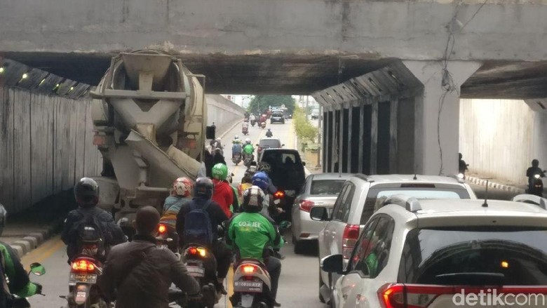 Aduh, Truk Molen Nyangkut Saat Melintas di Underpass Tanah Abang