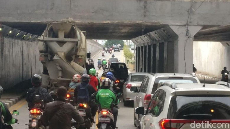 Aduh, Truk Molen Nyangkut Saat Melintas di Underpass Tanah Abang Aduh, Truk Molen Nyangkut Saat Melintas di Underpass Tanah Abang