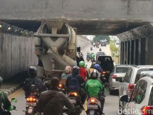 Aduh, Truk Molen Nyangkut Saat Melintas di Underpass Tanah Abang