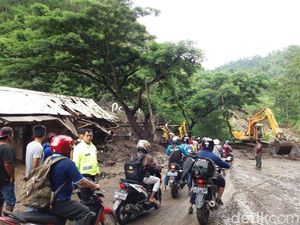 Jalur Ponorogo-Pacitan yang Tertutup Longsor Mulai Terbuka Jalur Ponorogo-Pacitan yang Tertutup Longsor Mulai Terbuka