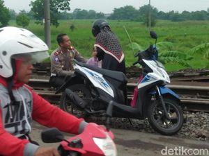 Perbaikan Rel KA di Bangil Membahayakan, Banyak Pemotor Jatuh Perbaikan Rel KA di Bangil Membahayakan, Banyak Pemotor Jatuh