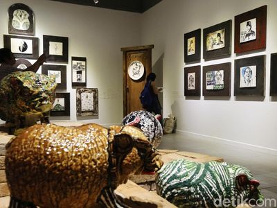 Perdana, Butet Pamerkan Keahliannya dalam Seni Lukis di Media Keramik