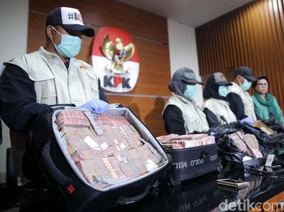 Foto: KPK Tunjukkan Duit Cash Rp 4,7 M dari OTT di Jambi