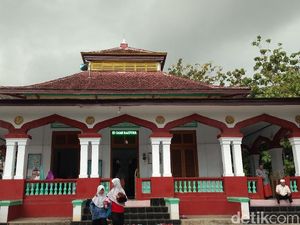 Masjid Tua di Cirebon Ini Simbol Kerukunan Sejak Zaman Penjajahan
