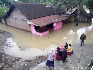 Hujan Reda, Rumah Warga 4 Kelurahan di Solo Masih Tergenang Banjir Hujan Reda, Rumah Warga 4 Kelurahan di Solo Masih Tergenang Banjir