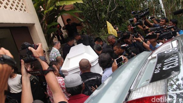 Jenazah Bondan Winarno Tiba di Rumah Duka