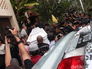 Jenazah Bondan Winarno Tiba di Rumah Duka Jenazah Bondan Winarno Tiba di Rumah Duka