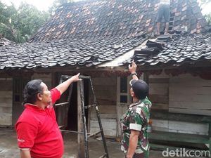 Genteng Rumah Warga di Grobogan Berterbangan Dihempas Puting Beliung