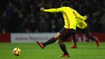 Tendangan Bebas Indah Young dan Solo Run Lingard di Vicarage Road