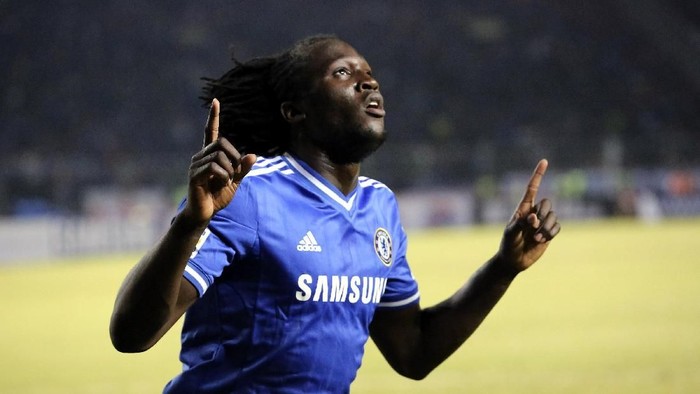 JAKARTA, INDONESIA - JULY 25:  Romelu Lukaku of Chelsea celebrates scoring a goal during the match between Chelsea and Indonesia All-Stars at Gelora Bung Karno Stadium on July 25, 2013 in Jakarta, Indonesia.  (Photo by Stanley Chou/Getty Images)