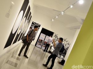 Pilih Mana, Sibuk Selfie Atau Nikmati Karya Seni?