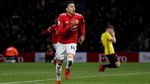 Tendangan Bebas Indah Young dan Solo Run Lingard di Vicarage Road