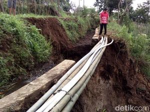 Saluran Irigasi di Semarang Longsor Timbun Lahan Pertanian Warga