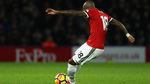 Tendangan Bebas Indah Young dan Solo Run Lingard di Vicarage Road