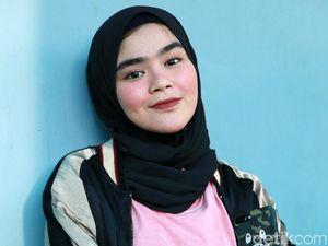 Berhijab, Sivia Azizah Mantan Vokalis Blink Menghindari Tas Seperti Ini