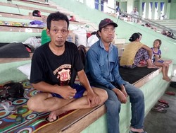 Nekat Pulang, Dua Pengungsi Gunung Agung Disambut Hujan Abu