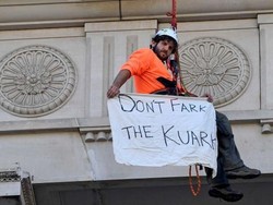 Pengunjuk Rasa Naiki Gedung Parlemen di Melbourne