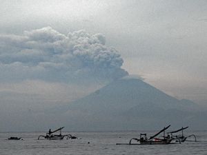 Gunung Agung Terkini, Arah Angin dari Timur Laut ke Barat Daya