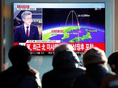 Foto: Reaksi Warga Jepang dan Korsel Usai Korut Luncurkan Rudal