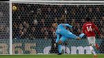 Tendangan Bebas Indah Young dan Solo Run Lingard di Vicarage Road