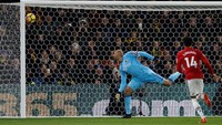 Bola tembakan Young melengkung ke pojok atas gawang dan membuat kiper Watford, Heurelho Gomes, tak berdaya. Foto: David Klein/Reuters