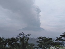 Luhut: Gunung Agung Erupsi, Pariwisata Bali Rugi Rp 9 Triliun