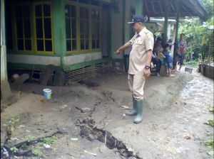 Sejumlah Rumah Rusak Akibat Pergerakan Tanah di Cianjur