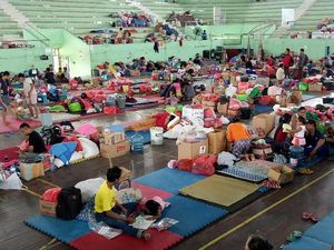 Pengungsi Gunung Agung Padati GOR Swecapura, Ini Penampakannya
