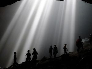 Mengenal Cahaya Surga yang Terendam Banjir