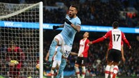 Bertanding di Etihad Stadium, Kamis (30/11) dini hari WIB, City membuka keunggulan di menit ke-47. Sempat tercatat sebagai gol bunuh diri Virgil van Dijk, gol pertama City kemudian disahkan sebagai gol Kevin De Bruyne oleh situs Premier League. Foto: Clive Brunskill/Getty Images