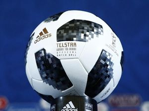 Video Astronot Rusia Main Bola di Luar Angkasa