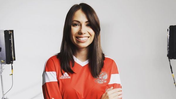 Maria Komandnaya: Wartawan Cantik Host Drawing Piala Dunia 2018