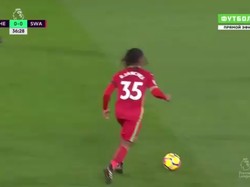 Kocak! Salah Umpan Renato Sanches ke Papan Iklan