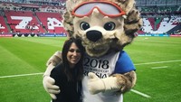 Dua sosok ini yang akan banyak menghiasi layar kaca pada saat Piala Dunia 2018. Komandnaya dan maskot Piala Dunia Rusia, Zabivaka. (Foto: @komandnaya/Instagram)