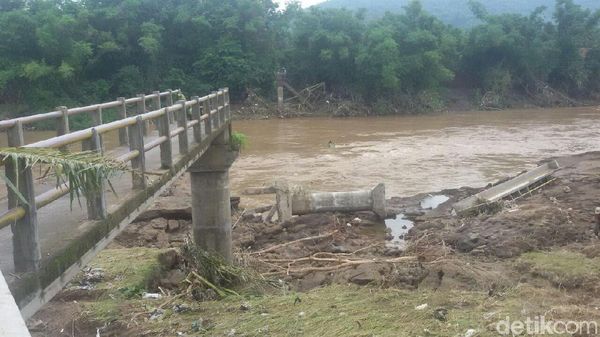 Foto: Penampakan Jembatan Putus karena Banjir di Bantul