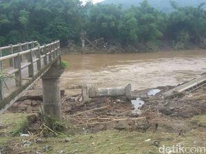 Foto: Penampakan Jembatan Putus karena Banjir di Bantul