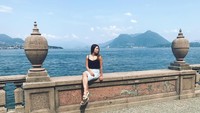 Komandnaya ternyata doyan traveling. Posenya di sebuah danau ini buktinya. (Foto: @komandnaya/Instagram)