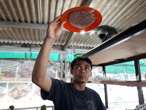 Bubur Ayam Ini Nggak Tumpah Saat Dibalik!