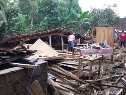 Rumah Warga di Semarang Roboh Disapu Angin Kencang