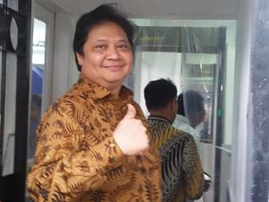 Acungkan Jempol, Airlangga dan DPD I Golkar Temui JK Acungkan Jempol, Airlangga dan DPD I Golkar Temui JK