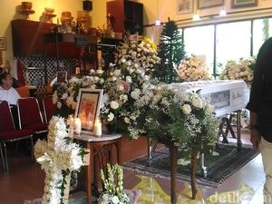 Sang Istri Tegar Hadapi Kepergian Bondan Winarno Sang Istri Tegar Hadapi Kepergian Bondan Winarno