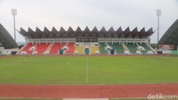 Agar pertandingan nanti berjalan sebagus mungkin, rumput pada stadion berkapasits 45 ribu penonton itu juga sudah dirapikan. Garis di pinggir lapangan pun dicat ulang. (Foto: Agus Setyadi)