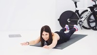 Tak cuma menjadi jurnalis, Komandnaya juga aktif berolahraga. Sepertinya, yoga menjadi salah satu pilihannya (Foto: @komandnaya/Instagram)