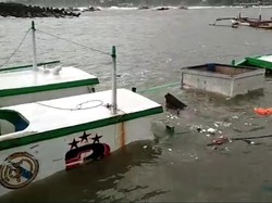 Ngeri! Amukan Ombak Palabuhanratu Rusak Perahu dan Warung
