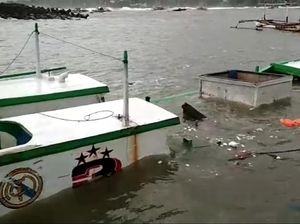 Ngeri! Amukan Ombak Palabuhanratu Rusak Perahu dan Warung Ngeri! Amukan Ombak Palabuhanratu Rusak Perahu dan Warung