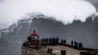 Foto: Menantang Ombak Maut di Praia do Norte