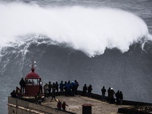 Foto: Menantang Ombak Maut di Praia do Norte