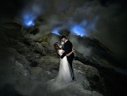 Ekstrem! Pasangan Ini Foto Prewedding di Gunung Berapi