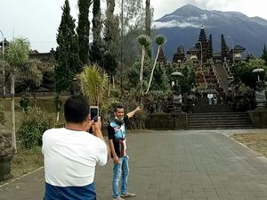 Masuk Wilayah Rawan, Pura Besakih Masih Tetap Dikunjungi Wisatawan